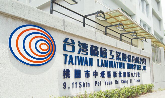 台湾积层打造绿能低碳环境，于一厂楼顶规划装设太阳能板发电设备，每年预估产出48万度的发电量，约可减少177.6公吨燃媒使用。图／业者提供