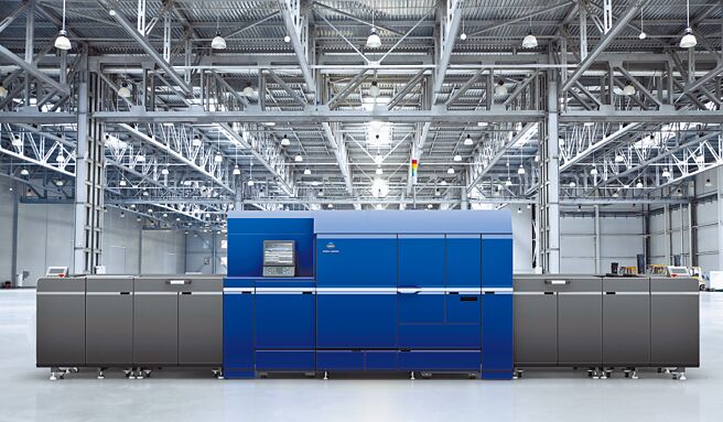 康钛科技最新卷对卷数位标籤机AccurioLabe1 400，提供最新白色碳粉应用解决方案。图／康钛科技提供