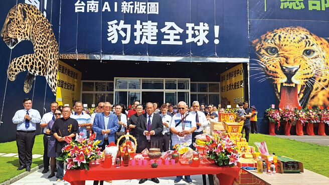 元邦集團總裁黃文程（前排右二）率怡華實業主管及客戶焚香祈福。圖／黃全興