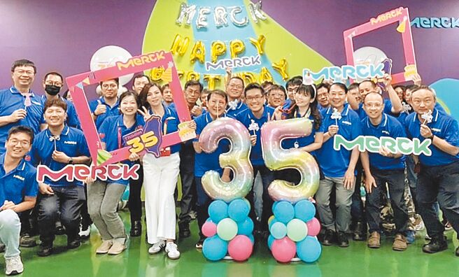 默克慶祝在台35周年，專注三大業務領域，促進台灣產業升級與創新，且持續以好奇心和科技力為核心，在環境共好、科普教育、多元友善職場方面展現永續力量。圖／默克提供