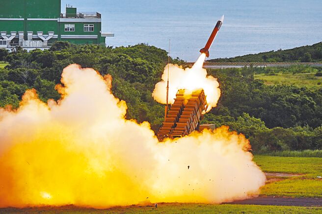 爱国者系统是由美国雷神公司研发，主要用于拦截来袭战机、巡弋导弹及战术导弹。图为爱国者二型（PAC-2）发射情形。（本报资料照片）