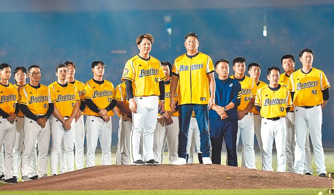 为免球员与民眾合照又遭PO网影射，中信球团火速发布「禁照令」。图为周思齐引退赛时，全体队职员合影，与新闻无关。（本报资料照片）