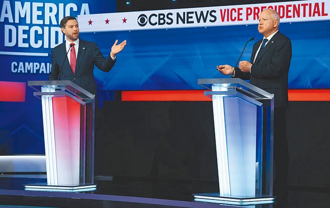 共和党副总统候选人美国参议员范斯（左）和民主党副总统候选人明尼苏达州州长华兹（右），1日举行辩论。（路透）