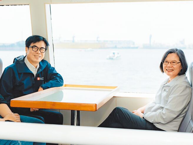 前總統蔡英文520卸任，英系由高雄市長陳其邁、中常委立委王世堅及英系召集人、立委莊瑞雄組成「新鐵三角」。圖為蔡英文（右）日前由陳其邁（左）陪同搭遊艇遊高雄港。（摘自陳其邁臉書／郭良傑高雄傳真）