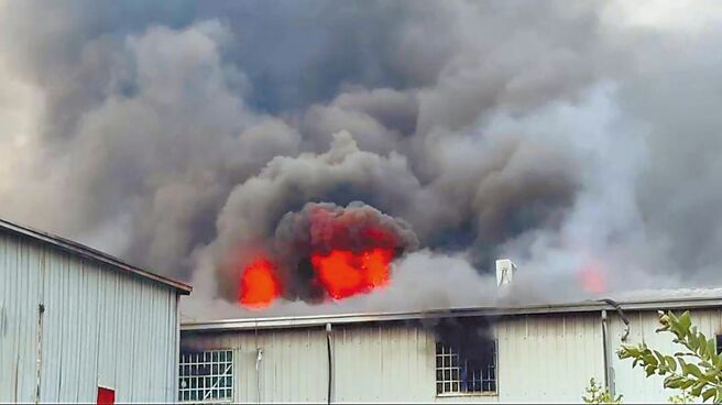 台中市西屯区一处违建沙发工厂2日凌晨大火，酿3死1伤重大惨剧。（民眾提供／陈淑娥台中传真）