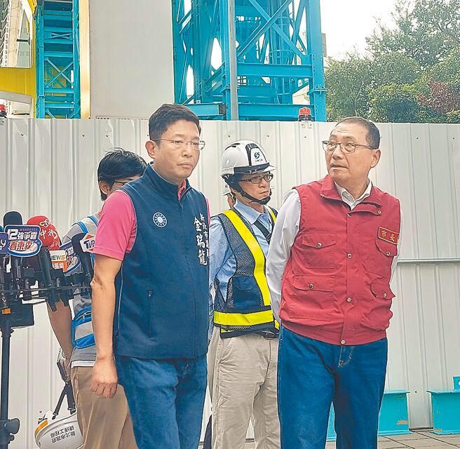 新北市土城警分局清水派出所長劉宗鑫9月30日晚間執勤時，不幸遭女毒蟲開車拖行撞死。新北市長侯友宜（前右）2日強調，市府將全力爭取劉宗鑫因公殉職的最高撫卹，並表示已有多位民間人士願伸出援手協助遺眷。（張鎧乙攝）