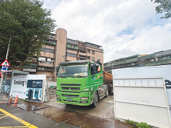 基隆市政府拆除开元立体停车场改为平面机车停车场，预计年底前完工，可停放160辆机车。（张志康摄）