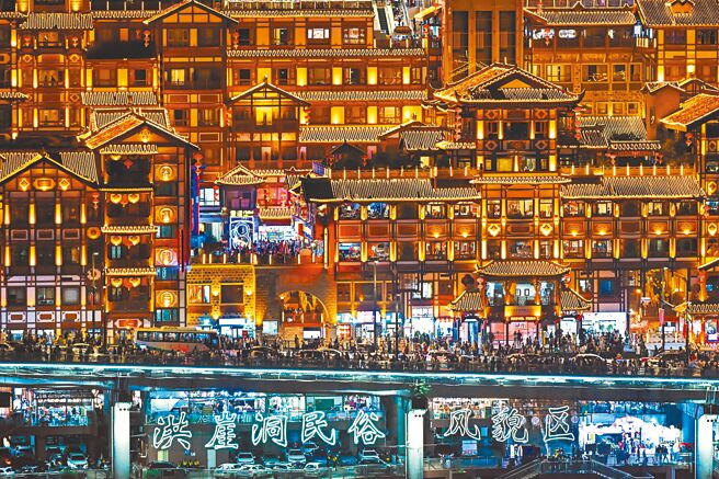 中国交通运输部微信公眾号2日通报，十一黄金周假期第一天，1日大陆跨区域人员流动量达3亿3126.8万人次。图为重庆洪崖洞民俗风貌区。（中新社）