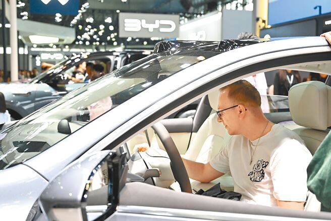 大陸以舊換新補貼政策奏效，促成9月包含理想、極氪和小鵬等電動車熱銷。圖為2024合肥國際新能源汽車展覽會。（中新社）