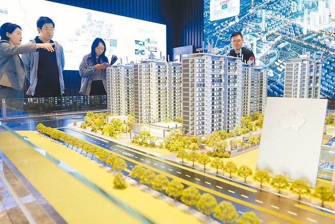 大陸人口逐年減少，如何處理過多的空房，成為大陸各地政府燙手山芋之一。圖為上海市寶山區預售屋接待中心。（中新社）