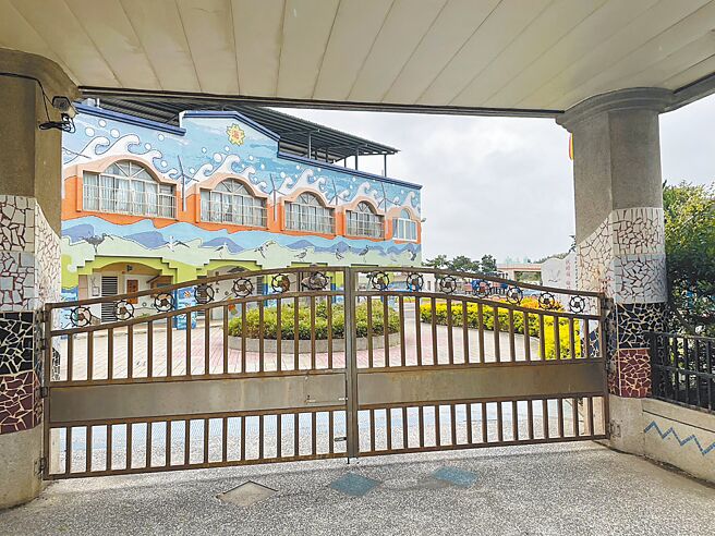 桃園航空城開發區內4所國小廢校後，鄰近部分學校接收轉學生，市議員徐其萬說，內海國小小一新生往年約10人，今年則有20多人，多了1倍。（呂筱蟬攝）