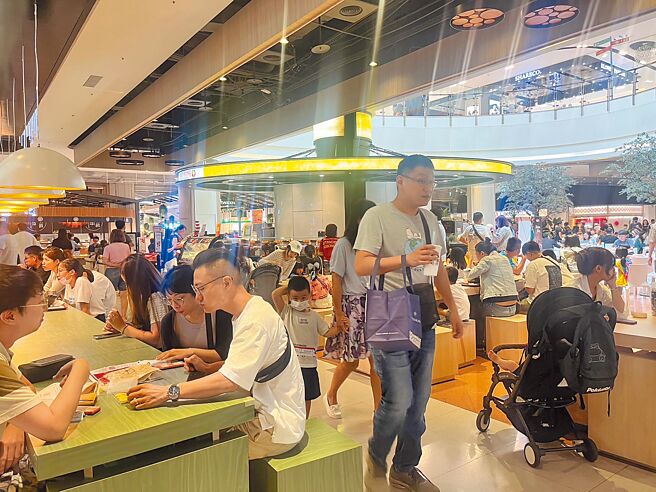 桃園市2日放颱風假，但無明顯風雨，民眾爽賺颱風假，購物中心的美食街湧現爆量用餐人潮。（呂筱蟬攝）