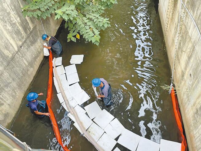 桃园市环保局2日发现桃园炼油厂雨水放流口有不明油污残留，业者派员至放流口前方铺设拦油索、吸油棉及油罐车抽油，防止污染持续扩散。（桃园市环保局提供／姜霏桃园传真）