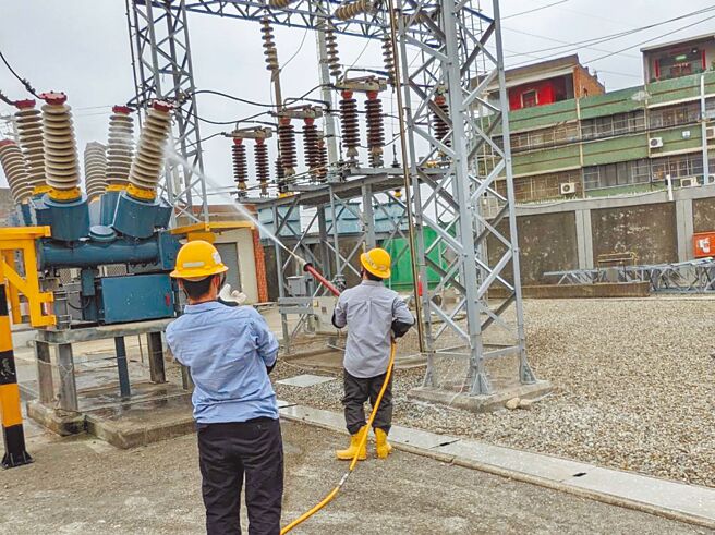 台灣電力公司彰化區營業處派員到和美變電所清洗礙子。（台電提供／孫英哲彰化傳真）