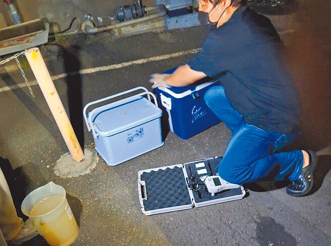 台南市新市区某食品工厂利用颱风夜不法偷排废水，市府环保局稽查人员获报前往稽查。（环保局提供／洪荣志台南传真）