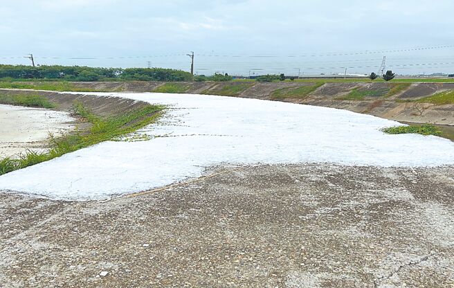 因應山陀兒颱風逼近，台南市政府針對土石流警戒區撤離621人，預警性封閉17座橋梁，37座抽水站啟動抽水，嚴防再現積水災情。圖為後壁區菁寮排水完成搶修。（台南市水利局提供／寶智華台南傳真）