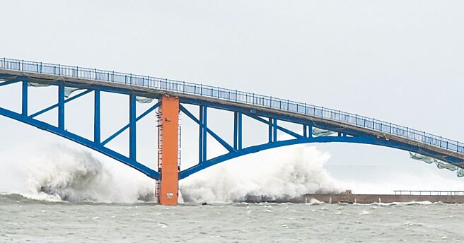 山陀兒颱風打轉，澎湖2日白天浪強，圖為馬公觀音亭海域浪況。（許逸民攝）