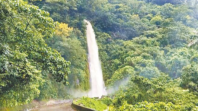 台東縣卑南鄉白玉瀑布挾帶泥沙傾瀉而下，水色混濁，失去原貌。（蕭嘉蕙攝）