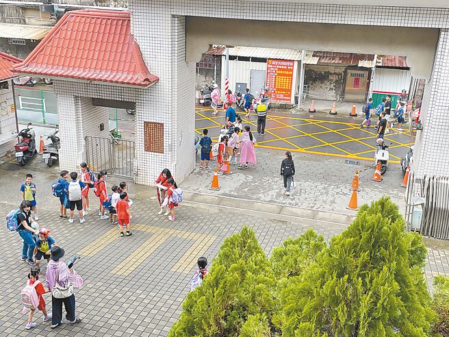 高市教育局鼓励学生，放颱风假时若条件允许，可透过线上资源自主学习。（纪爰摄）