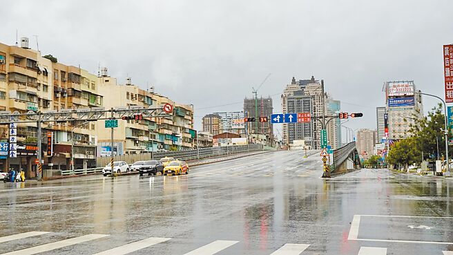 山陀兒颱風來襲，高雄人心惶惶擔心再度淹水，紛紛將車輛移往安全處所，而高雄市區高架橋幾乎不能停車引發抱怨。（任義宇攝）