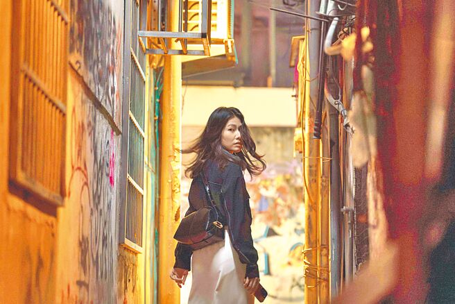 梁湘华在《破浪男女》中饰演生活压抑且内心伤痛无法痊癒的豪门千金小姐。（金马提供）