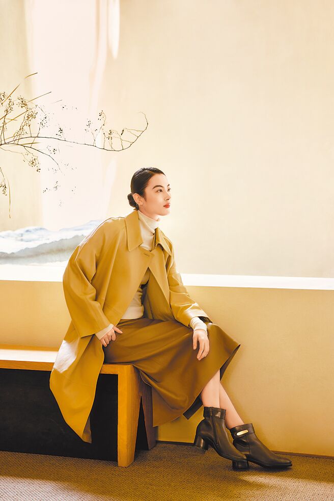 ECCO「SCULPTED LX 雕塑奢華」系列以氣質優雅著稱，秋冬新品囊括摩卡棕、時尚黑等經典色，跟鞋、短靴等款式均有。模特兒穿著款為指定店櫃限量販售的摩卡棕女短靴，7980元。（ECCO提供）