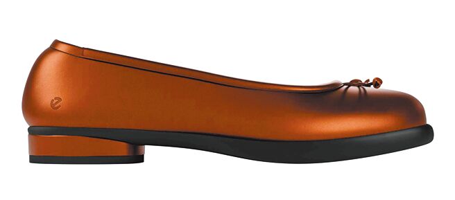 ECCO「SCULPTED LX 雕塑奢華」系列古銅金色芭蕾舞娃娃鞋，6680元。（ECCO提供）