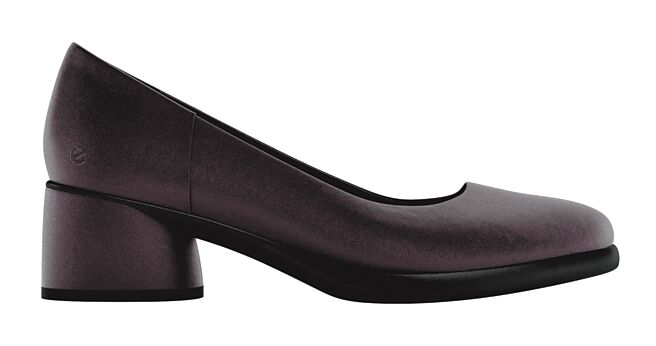 ECCO「SCULPTED LX 雕塑奢華」系列霧紅色女跟鞋，6680元。（ECCO提供）