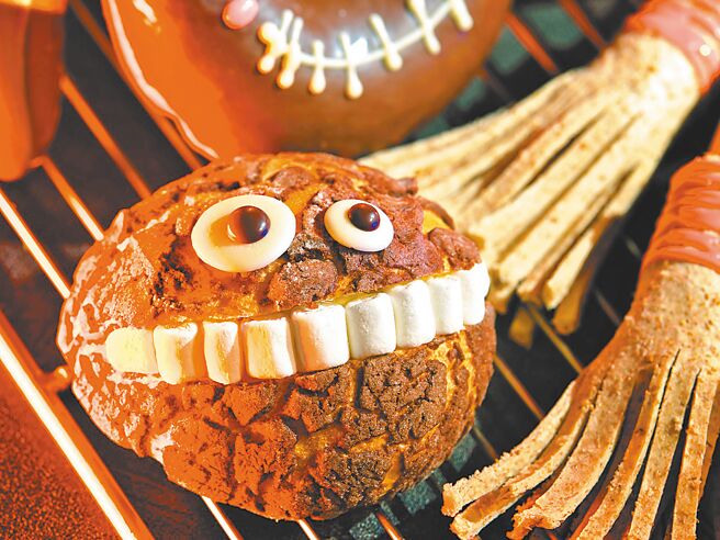 巧克力控絕不能錯過的「萌萌鬼」新品，綿密的內餡搭配棉花糖的外觀，暗黑系爆棚商品。（神旺普諾麵包坊提供）