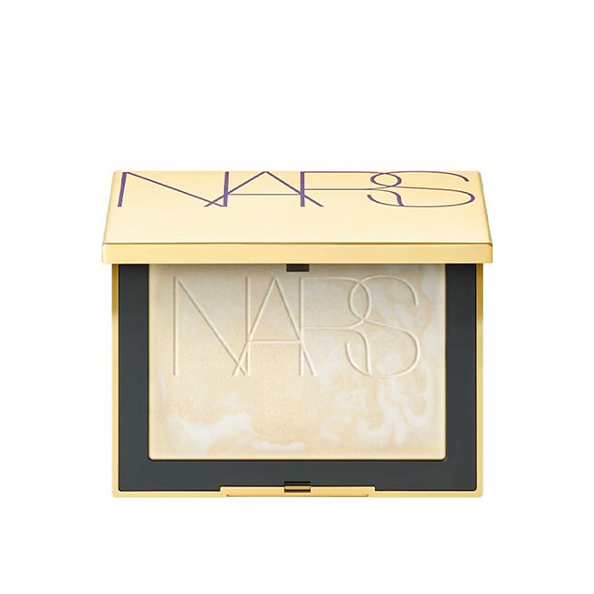 momo独家抢先上市「NARS金奢小白饼」，即日起至10月5日，先享价1500元再送精美化妆包。（momo购物网提供）