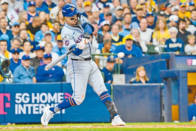 大都會5局上半的5分猛攻逆轉戰局，文托斯敲出2分打點勝利安打，幫助球隊後來居上擊敗釀酒人，上演「下剋上」戲碼。（路透）