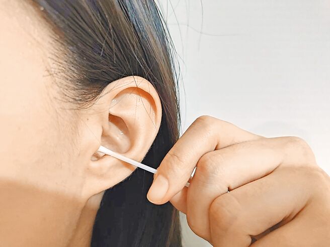 醫師提醒，用棉花棒清耳朵不要太深入，避免耳屎越推越裡面，影響聽力或有堵塞感。（王家瑜攝）