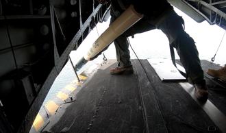 美海军CH-53E直升机投放声纳浮标  拓展任务潜力