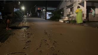 影》台東縣金峰嘉蘭新富社區泥水淹沒路面 村民緊急撤離