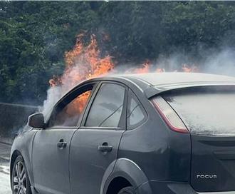 彰化火燒車！經典5門掀背車突燒成火球   駕駛秒驚險逃生