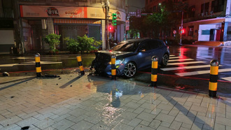 颱風夜醉茫茫！男失控撞基隆市警局大門 嚇醒狂喊「對不起」