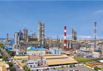 不敵17級強風！颱風山陀兒吹倒中油大林廠燃燒塔