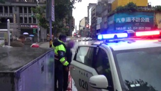 抓到了！台北街頭「遭刺頸」濺血  嫌犯落網行兇動機曝