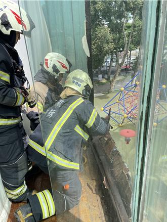 山陀兒颱風吹破桃園婦女館落地窗 喜劇小品演出延期