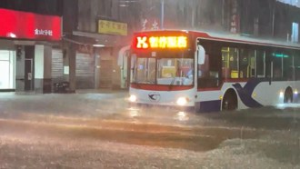 金山超慘淹水夜！警分局前一片汪洋 公車強渡如陸上行舟