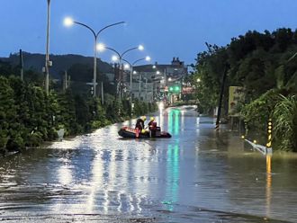 有家歸不得！金山中角國小50師生因淹水夜宿學校