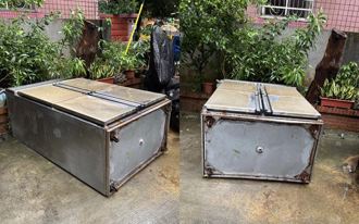 冰箱漂流記？基隆民眾驚見住家前躺大冰箱 楞喊：誰家的