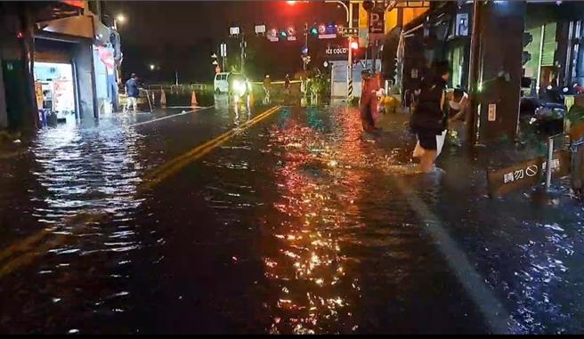 山陀兒颱風襲台，宜蘭縣稍早宣布明（4日）正常上班上課，但今深夜卻突下暴雨，羅東鎮倉前路、民族路、公正路及大同路等多處路段淹水嚴重，路面淹到腳踝，甚至到小腿肚。（民眾提供／吳佩蓉宜蘭傳真）