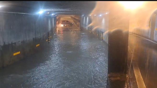 山陀兒颱風襲台，宜蘭縣稍早宣布明（4日）正常上班上課，但今深夜卻突下暴雨，羅東鎮倉前路、民族路、公正路及大同路等多處路段淹水嚴重，路面淹到腳踝，甚至到小腿肚。（民眾提供／吳佩蓉宜蘭傳真）