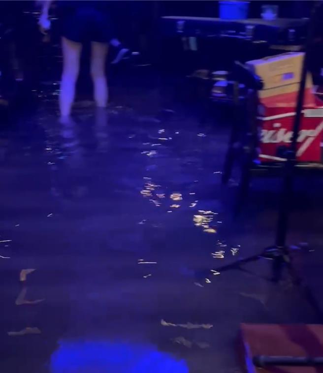 山陀兒颱風襲台，宜蘭縣稍早宣布明（4日）正常上班上課，但今深夜卻突下暴雨，羅東鎮倉前路、民族路、公正路及大同路等多處路段淹水嚴重，路面淹到腳踝，甚至到小腿肚。（民眾提供／吳佩蓉宜蘭傳真）