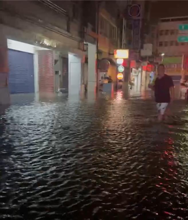 山陀兒颱風襲台，宜蘭縣稍早宣布明（4日）正常上班上課，但今深夜卻突下暴雨，羅東鎮倉前路、民族路、公正路及大同路等多處路段淹水嚴重，路面淹到腳踝，甚至到小腿肚。（民眾提供／吳佩蓉宜蘭傳真）