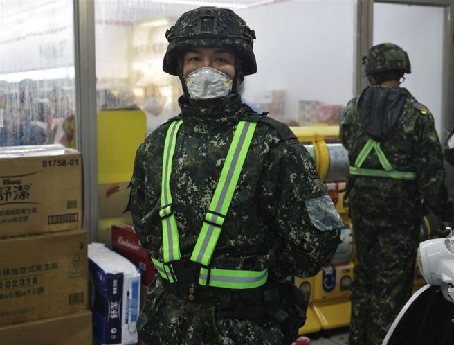 机步333旅联兵1营战车连李家鋐上士，协助病患撤离。（记者谢承宏摄）