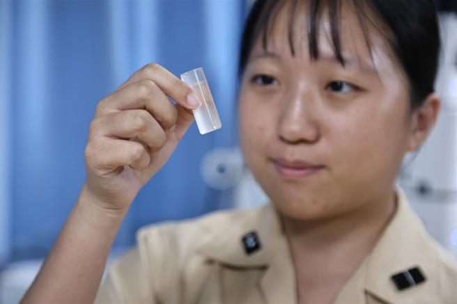  海洋浮游动物研究须在不同海域、不同深度进行海水採样，透过分／萤光度计获得相关数据。
（记者孙建屏摄）