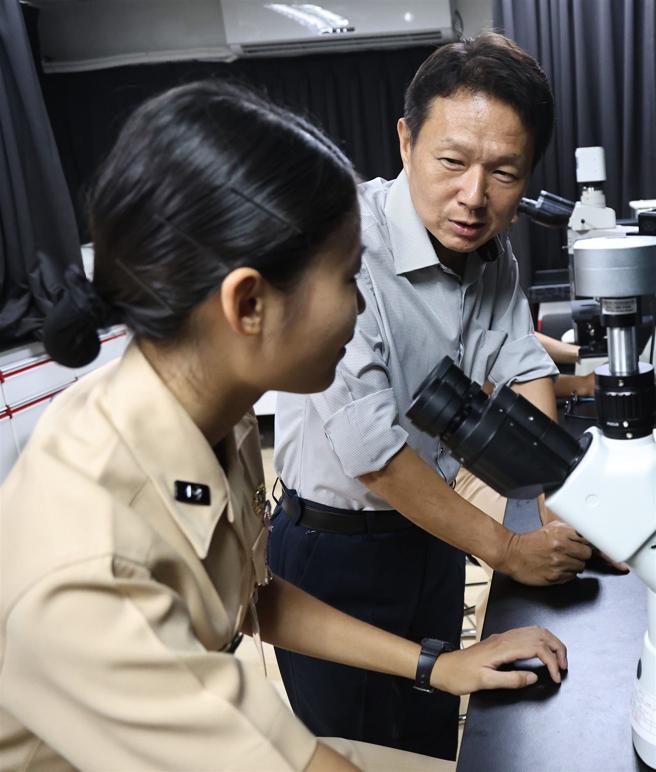 施咏严带领海官学生参与跨校际研究，扩展学生视野，为海军培育第一等人才，奠定厚实根基。（记者孙建屏摄）