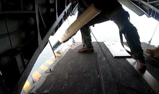 美軍進行CH-53E直升機手動投放聲納浮標測試，驗證操作流程。
（取自NAVAIR網站）